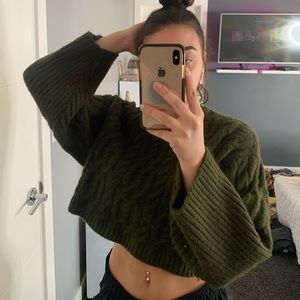 Dark green knitted long sleeve sweater